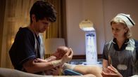 This Is Going to Hurt – Nach einer scheinbar reibungslosen Geburt macht Adam (Ben Whishaw) eine fatale Entdeckung. Adam muss sofort handeln, um das Leben seiner Patientin zu retten, doch die Hebamme Serena (Lucy Russell) hat eine schlechte Nachricht.