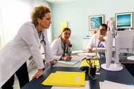 Bettys Diagnose – Dr. Helena von Arnstett (Claudia Hiersche, l.), Dr. Nadira Abbas (Yasmina Djaballah, M.) und Dr. Tom Koopmann (Tobias Licht).