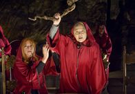 Pfarrer Braun – Magda (Karin Baal, Mitte) und ihre Tochter Hella (Olivia Pascal) bilden das geheime Schattenkabinett von St. Florian.