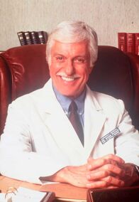 Diagnose: Mord – Dr. Sloan (Dick Van Dyke) am Schreibtisch, wo man ihn selten erlebt.