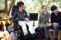 Speechless – Maya und Jimmy machen sich zusammen mit den Kindern Ray (Mason Cook, r.), JJ (Micah Fowler, l.) und Dylan (Kyla Kenedy, M.) auf den Weg zu ihrem jährlichen Familien-Road-Trip. Alle, bis auf Ray, freuen sich unglaublich auf die Zeit ...