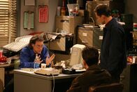 Two and a Half Men – Über Stans (Richard Lewis, l.) Verhalten sind Charlie (Charlie Sheen, M.) und Alan (Jon Cryer, r.) etwas irritiert ...