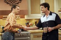 Two and a Half Men – Das Kriegsbeil ist begraben: Charlie (Charlie Sheen, r.) und Alan (Jon Cryer, l.) ...