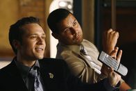 Castle – Siegessicher: Kevin (Seamus Dever, l.) und Javier (Jon Huertas, r.) sind voller Hoffnung, ihren Fall vor Castle und Kate zu lösen ...