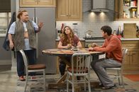 Two and a Half Men – Sind sich nicht immer einig: Berta (Conchata Ferrell, l.), Jenny (Amber Tamblyn, M.) und Walden (Ashton Kutcher, r.) ...