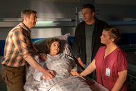 Der Bergdoktor – Durch Lisbeth Grubers (Monika Baumgartner, 2. v. l.) Zusammenbruch nähern sich die Brüder Hans (Heiko Ruprecht, l.) und Martin (Hans Sigl, 2. v. r.), auch zur Freude von Lilli (Ronja Forcher, r.), wieder an.