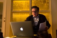 Shut In – Dr. Wilson (Oliver Platt) ist besorgt um seine Kollegin Mary.