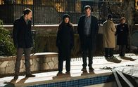 Elementary – Der Bruder von Henry Baskerville (Tom Everett Scott, 3.v.l.), einem Bekannten von Holmes' (Jonny Lee Miller, l.) Vater, soll laut eines Zeugen von einem leuchtenden Hund zu Tode gejagt worden sein. Für Holmes und Watson (Lucy Liu, 2.v.l.) zunächst schwer zu glauben ...