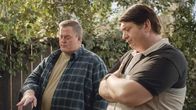 Young Sheldon – Während sich ihre Frauen wegen des neuen Hundes der Sparks streiten, hoffen Herschel (Billy Gardell, l.) und George Sr. (Lance Barber, r.) auf eine schnelle Lösung des Problems ...