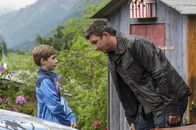 Der Bergdoktor – Der kleine Tim (Elias Den Dooven, l.) sorgt sich um seine kranke Mutter. Martin Gruber (Hans Sigl, r.) beruhigt ihn.