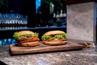 Nelson Müllers großer Burger-Check - Vegetarisch oder Fleisch? – Wir lieben Burger - aber muss es immer Fleisch sein? Nelson Müller vergleicht die beliebtesten Angebote nach Qualität, Gesundheit und Geschmack.