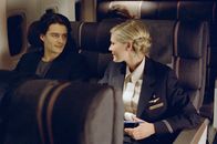 Elizabethtown – Nach einem fürchterlichen Misserfolg als Turnschuhdesigner und der Trennung von seiner Freundin muss der Workaholic Drew Baylor (Orlando Bloom, l.) in seine Heimatstadt Elizabethtown reisen, um dort für seinen verstorbenen Vater einen Gedenkgottesdienst zu organisieren. Auf dem Flug lernt er die süße Stewardess Claire (Kirsten Dunst, r.) kennen ...
