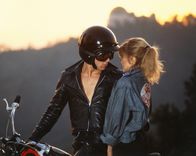 Grease II – Stephanie Zinone (Michelle Pfeiffer) hat eine Schwäche für den unbekannten Motorradfahrer. Sie ahnt nicht, dass sich hinter dem mysteriösen Mann ihr Mitschüler Michael Carrington (Maxwell Caulfield) verbirgt.