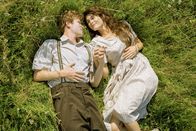Die Geschichte der Liebe – Young Leo (Mark Rendall), Alma Mereminski (Gemma Arterton)