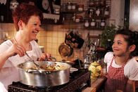 Zu Tisch ... – Vasso und Maria Sarakatsanis kochen.