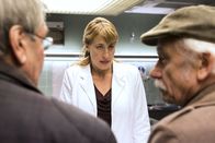 Rentnercops – Edwin (Tilo Prückner, r.) und Günter (Wolfgang Winkler, l.) erfahren von Dr. Rosalind Schmidt (Helene Grass, M.), dass der tote Ehemann Alzheimer hatte.