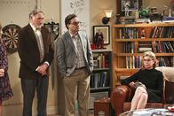 The Big Bang Theory – (v.l.n.r.) Judd Hirsch als Alfred, Johnny Galecki als Leonard und Christine Baranski als Beverly