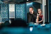Non-Stop – Als immer mehr Details zum Vorschein kommen, steht die Stewardess Nancy (Michelle Dockery, r.) vor der schwersten Entscheidung ihres Lebens: Kann sie Air-Marshall Bill Marks (Liam Neeson, l.) trauen, dem Besitzer des Kontos, auf das die erpressten 150 Millionen US-Dollar gehen sollen und Mörder des zweiten an Bord befindlichen Air-Marshalls?