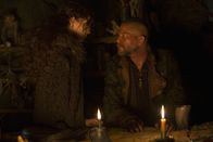 Salem – Tituba (Ashley Madekwe, l.) glaubt Petrus (Christopher Berry, r.) trauen zu können, doch dieser trifft selber die Entscheidung, welches Wissen er teilen möchte und welches nicht ...