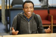 Community – Ein ziemlich verrückter Freitag lässt Troy (Donald Glover) in einen anderen Körper schlüpfen. Oder ist das alles etwa nur gespielt?; Ein ziemlich verrückter Freitag lässt Troy (Donald Glover) in einen anderen Körper schlüpfen. Oder ist das alles etwa nur gespielt?