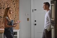 9-1-1 Notruf L.A. – Wird das erste persönliche Aufeinandertreffen von Abby (Connie Britton, l.) und Buck (Oliver Stark, r.) ihr Beziehung zueinander verändern?