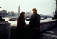 MacGyver – MacGyver (Richard Dean Anderson, r.) spricht Elise Moran (Lena Headey, l.), die ihren Vater verloren hat, Mut zu ...