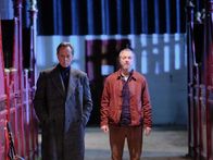 Suspect – Harry (Richard E. Grant, l.) führt Danny (James Nesbitt) in die Stallungen der Rennbahn, um eine besondere Geschichte zu erzählen.
