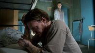 Tatort – Der Häftling Steffen Renz (David Bredin, vorne) kommt kaum klar mit den Ereignissen in der JVA, das weiß auch Nico Rattay (Rick Okon, im Hintergrund).