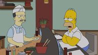 Die Simpsons – Während Milhouse eine Taktik sucht, wie er Lisa rumkriegen kann, sucht Homer (r.) nach einem Fauxpas Rat beim Küchenchef (l.) ...