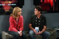 Two and a Half Men – Charlie (Charlie Sheen, r.) und Myra (Judy Greer, l.) entdecken ihre Sympathie füreinander ...