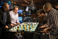 Modern Family – Jay Pritchett (Ed O'Neill, l.), Cameron Tucker (Eric Stonestreet, 2.v.l.),