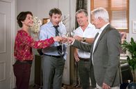 Rote Rosen – ARD ROTE ROSEN FOLGE 1820 Uhr im ERSTEN. Merle (Anja Franke, l.), Sebastian (Klaus Zmorek, 2.v.r.) und Thomas (Gerry Hungbauer, r.) haben Naumann auf einer Pressekonferenz festgenagelt. Sie stoßen mit Gunter (Hermann Toelcke, 2.v.l.) auf ihren Sieg an.