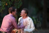Death in Paradise – Patrick Knight (Derek Riddell, l.) und Lucas Talbot (Neil Stuke, r.) sind sich nicht einig.