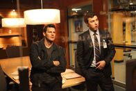 Bones - Die Knochenjägerin – Booth (David Boreanaz, l.) und Sweets (John Francis Daley) vermuten, dass es sich bei dem Mörder von Deanna Barbieri um ein Mitglied einer sektenähnlichen Gruppe handelt.