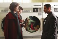 Castle – Die Leiche der Nanny Sara Manning (Mandy Kowalski, 2.v.r.) befindet sich noch immer im Wäschetrockner. Kate (Stana Katic, l.), Kevin (Seamus Dever, 2.v.l.) und Javier (Jon Huertas, r.) gehen auf Spurensuche.