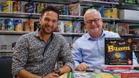 Hoagascht – Moderator Richard Deutinger (links) und Piatnik Geschäftsführer Dieter Strehl, während ServusTV's Hoagascht "A Leben voller Spiele" in Wien, Wien, Österreich, am 16.06.2025.