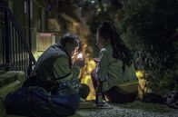 Gottlos Abendland – Europa (Natalí Gutíerrez García) trifft am Ende ihrer Reise einen griechischen Bettler und unterhält sich mit ihm über dessen bescheidene Vorstellung des Universums. In einer großzügigen Geste schenkt er ihr sein letztes Kleingeld.