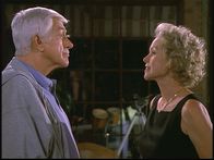 Diagnose: Mord – Mark (Dick Van Dyke, l.) befragt Livia (Michelle Phillips, r.), eine Freundin aus alten Zeiten, deren Mann unter Mordverdacht steht.