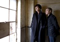 Sherlock – Sherlock Holmes (Benedict Cumberbatch, li.) und Dr. Watson (Martin Freeman) haben keinen Schimmer, wo die schöne Irene Adler sein könnte – sie befürchten das Schlimmste.