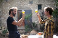Zu Tisch ... – Die Brüder Andrea (li.) und Salvatore (re.) Manno verkosten das erste Öl der neuen Olivenernte.