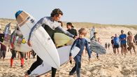The Last Wave – Max Alcorta (Roberto Calvet, l.) und Thomas Lewen (Gaël Raes, r.) bereiten sich auf den Surfwettbewerb vor.