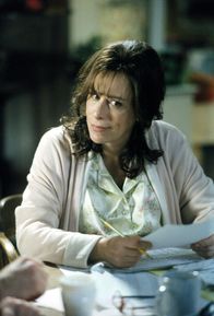Malcolm mittendrin – Lois (Jane Kaczmarek) grübelt über dem Testament, was endlich aufgesetzt werden soll, und dabei kommen so manche schöne und weniger schöne Erinnerungen in ihr hoch.