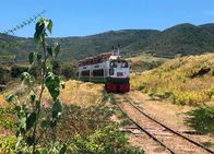 alpha-expedition: Mit dem Zug ... – Abseits aller Straßen bewegt sich der Zug im Schneckentempo entlang der Ostküste von St. Kitts.