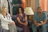 Scrubs - Die Anfänger – Carla (Judy Reyes, M.), Turk (Donald Faison, r.) und Elliott (Sarah Chalke, l.) warten auf das Ergebnis von Carlas Fruchtbarkeitstest ...