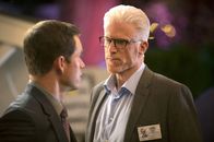 CSI: Vegas – D.B. Russell (Ted Danson, r.) konfrontiert Paul Winthrop (Mark-Paul Gosselaar) mit den neuen HInweisen, die auf ihn als Täter hinweisen.