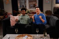 Call Me Kat – Carter (Julian Gant, l.); Max (Cheyenne Jackson, r.)