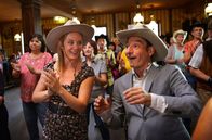 Krauses Umzug – Bürgermeister Stübner (Boris Aljinovic) hat ein Date mit Paula (Pauline Knof) beim Line Dancing in der Westernstadt Templin.