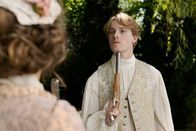 Ein kleiner Schnitt – Herzog Wilhelm (Louis Hofmann) hält sich eine Waffe ans Kinn und droht, sich das Leben zu nehmen.