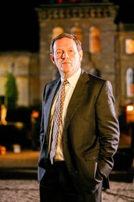 Lewis – Inspektor Lewis (Kevin Whately) ahnt, dass er bei der Suche nach Steve Mullans Mörder bisher einer falschen Theorie aufgesessen war. Der Fall ist viel komplizierter, als es zunächst den Anschein hatte.