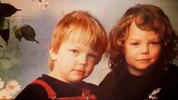Echtes Leben: Geburtsdatum Mauerfall – Sie kamen am Tag des Mauerfalls zur Welt: Annemarie und Anika, am 9.11.1989 als zweieiige Zwillinge in der DDR geboren. Aufgewachsen sind sie in einem kleinen Dorf in der Mecklenburgischen Schweiz. In einer Zeit, als für ihre Eltern alles auf dem Kopf stand.